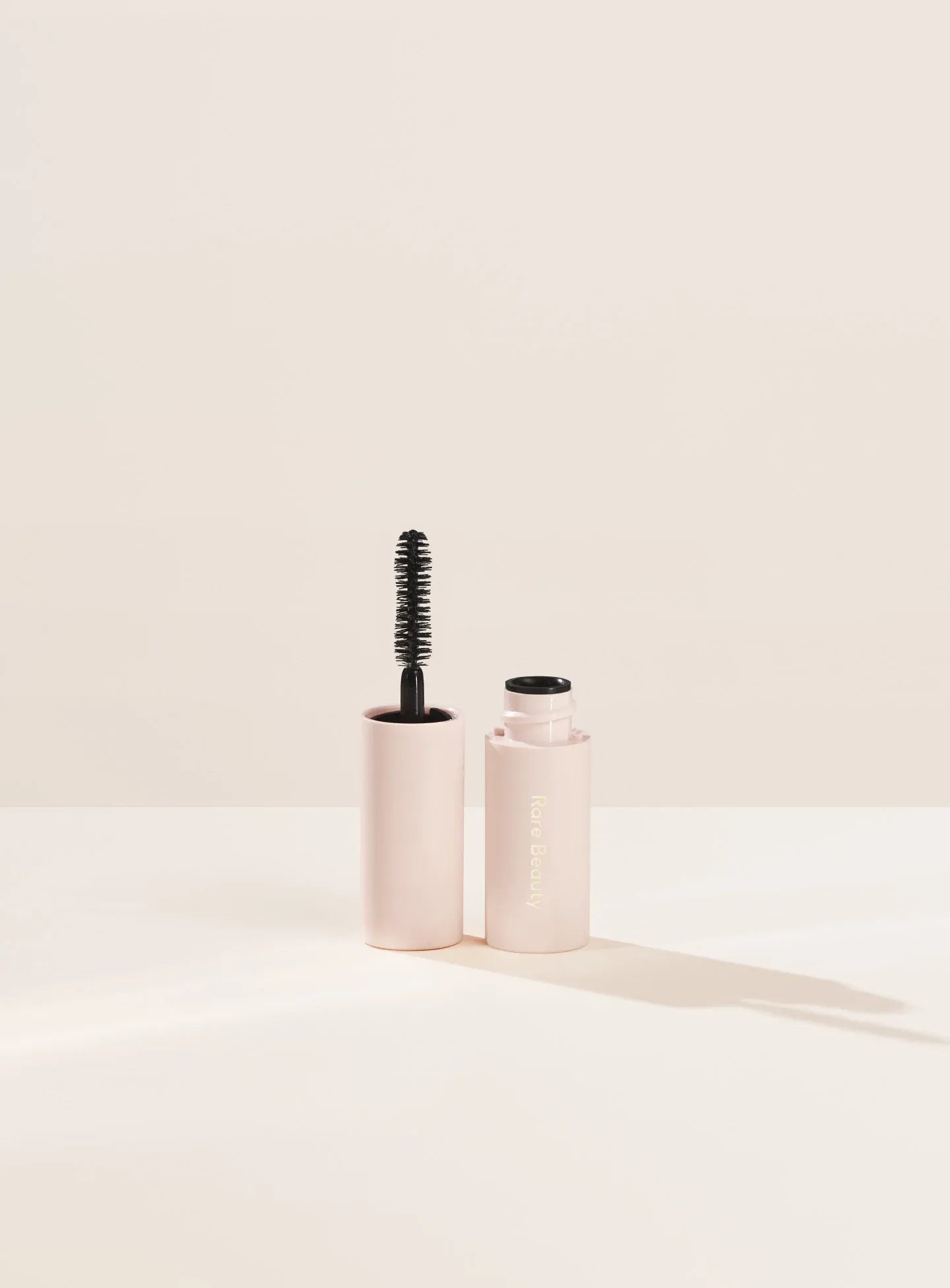 Mini mascara creates perfect volume